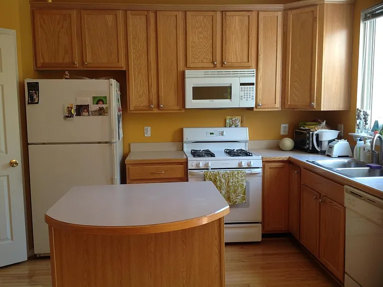 Kitchen (Appliances are stainless steel now, replaced 2 year