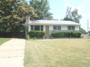 2200 Glencannon Ct, Graymoor Devondale, MO 63114