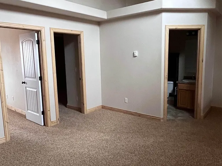 524 E Broadway St — Photo 9
