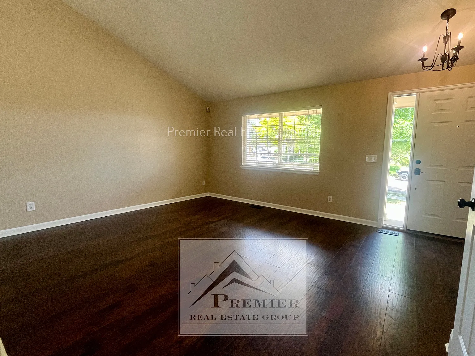 3 bed, 2.5 bath, 2040 sqft, $2,135 — Photo 4