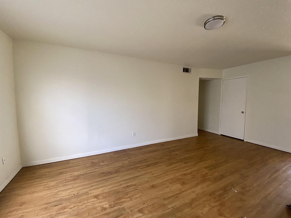 1st image of 2142 W Brooks St #11172387