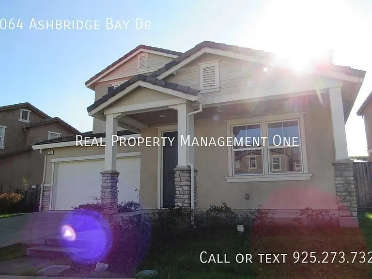 1064 Ashbridge Bay Dr — Photo 2