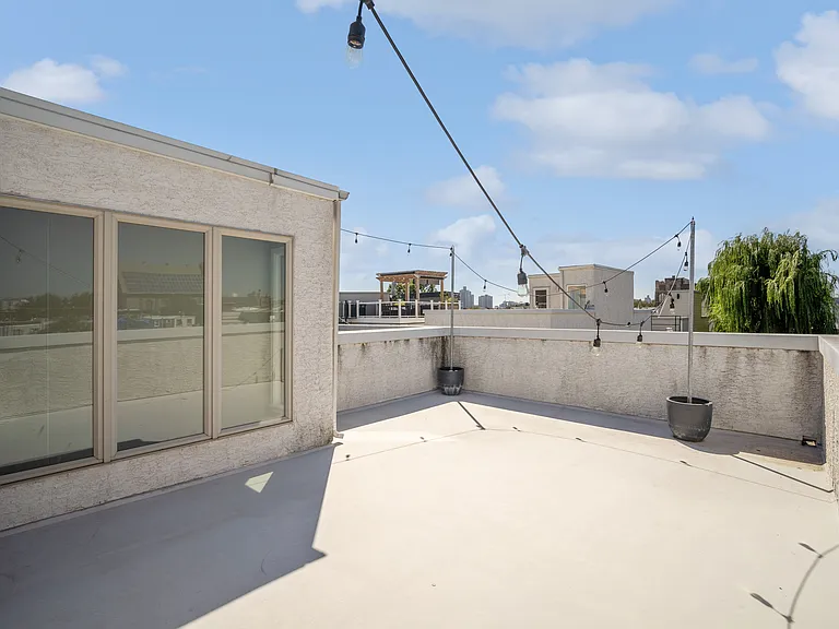 1246 E Fletcher St — Photo 27