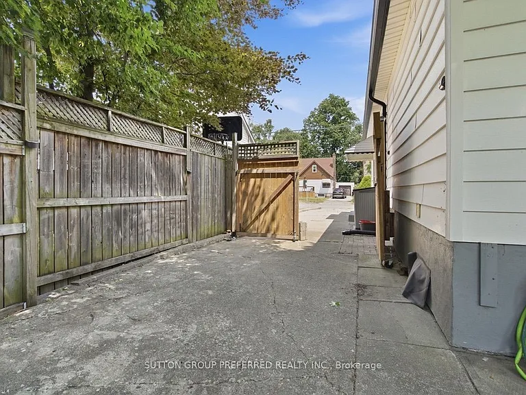 385 Avondale Rd — Photo 18