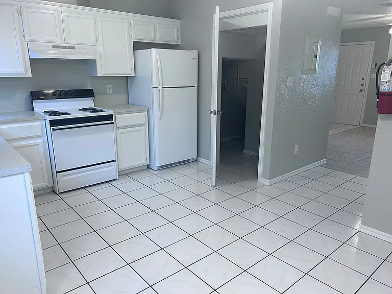 Las Violetas Apartments — Photo 80