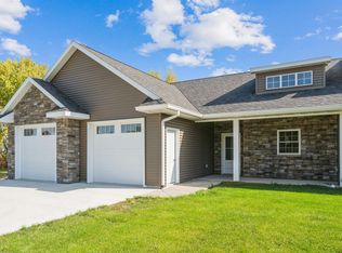 445 1st St N, Winthrop, IA