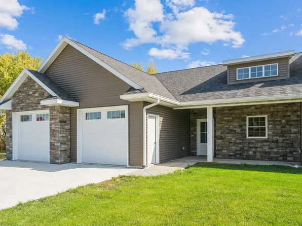 445 1st St N, Winthrop, IA 50682