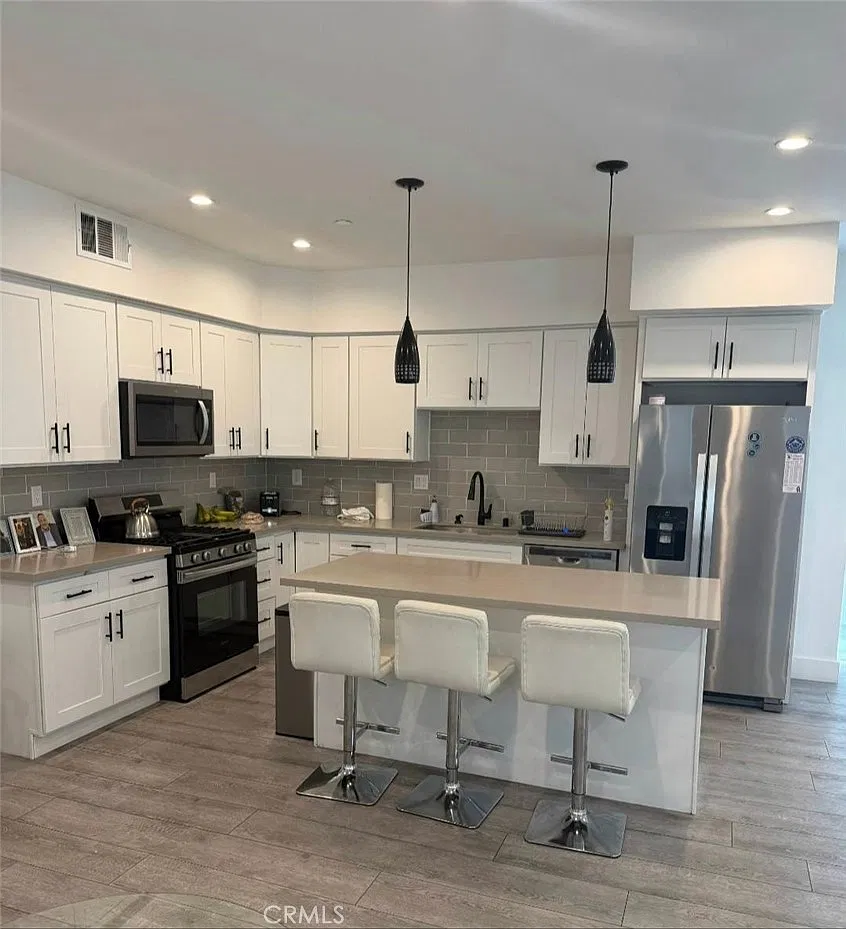 4 bed, 2000 sqft, $4,700 — Photo 3