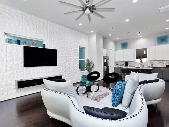 2nd image of 2107 Engelmohr St #F