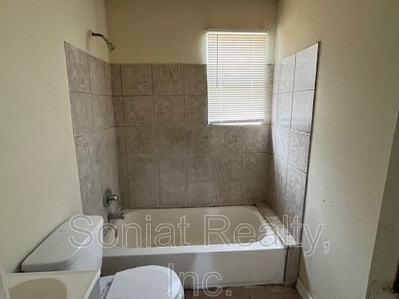 4th image of 5501 Cameron Blvd #A