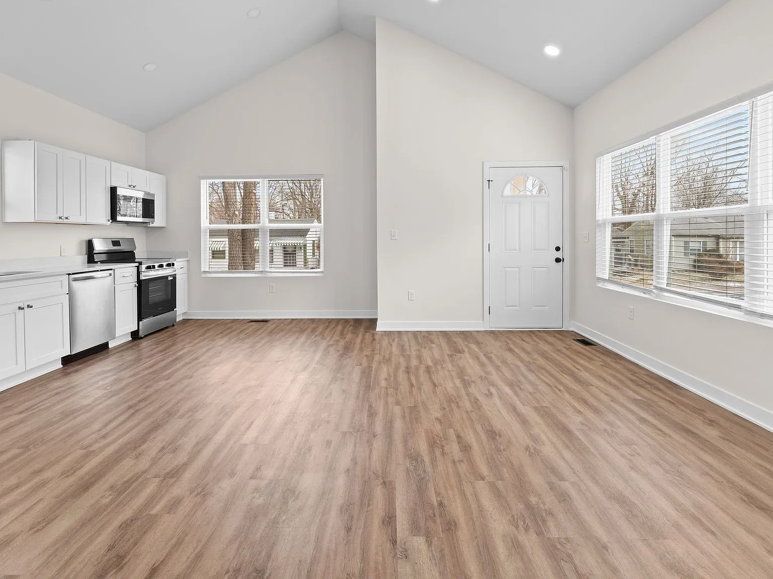 Incredible 2 bedroom 1 bathroom Duplex! — Photo 4