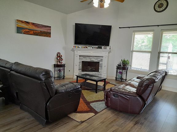 4th image of 2109 Pinoak Ave
