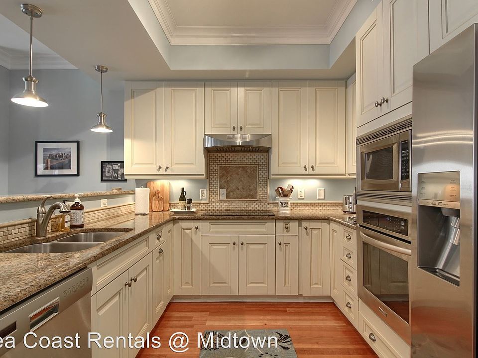 1st image of 124 Walnut St #206