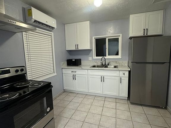 5th image of 725 W Chanslor Way