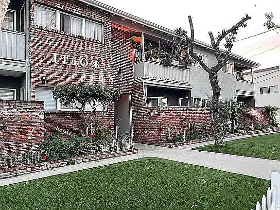 11104 Aqua Vista St