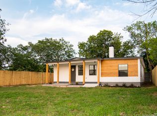 219 E 7th St, Elmendorf, TX 78112