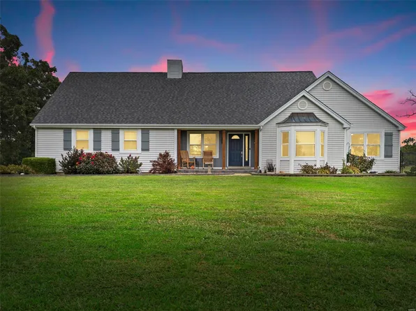 1060 Emerald Dr, Moscow Mills, MO 63362