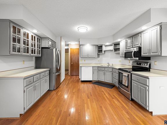 5th image of 2200 S Crown Hill Dr