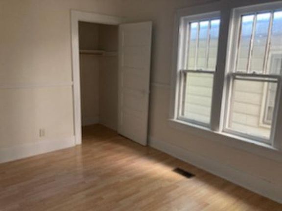 4th image of 608 E Lawrence St