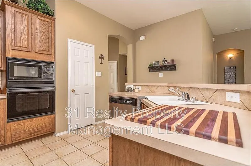 3 bed, 2.0 bath, 1628 sqft, $2,295 — Photo 3