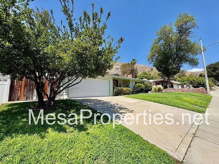 561 Spruce St — Photo 2