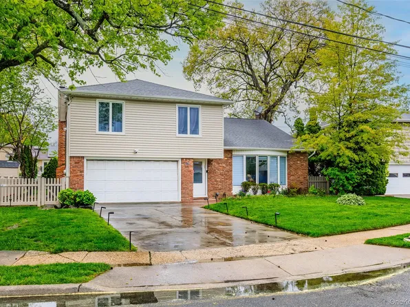 23 Geoffrey Lane, Hewlett, NY 11557
