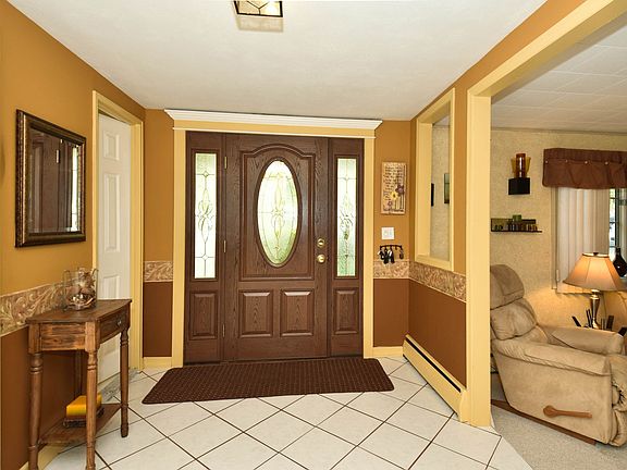 4th image of 14 Leslie Ln