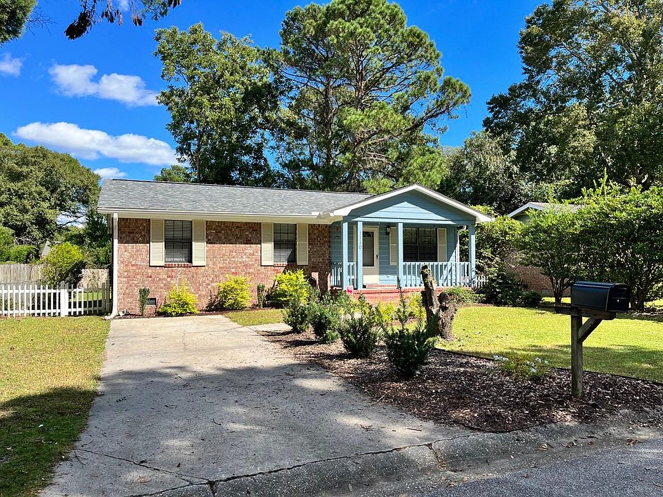 Driveway and front yard with landcscaping