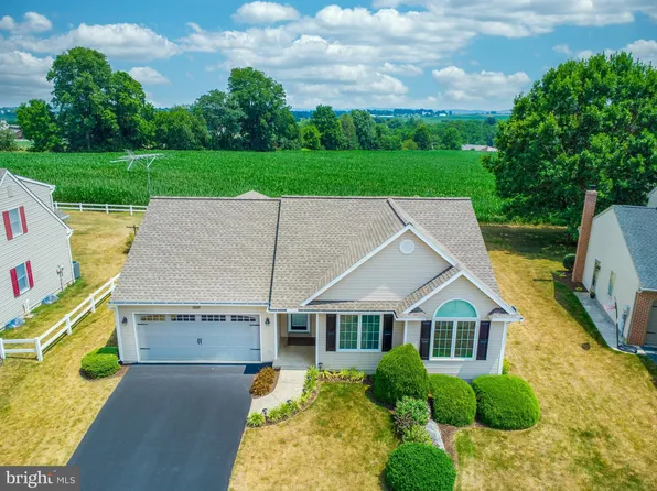 210 Broadmoor Dr, Willow Street, PA 17584