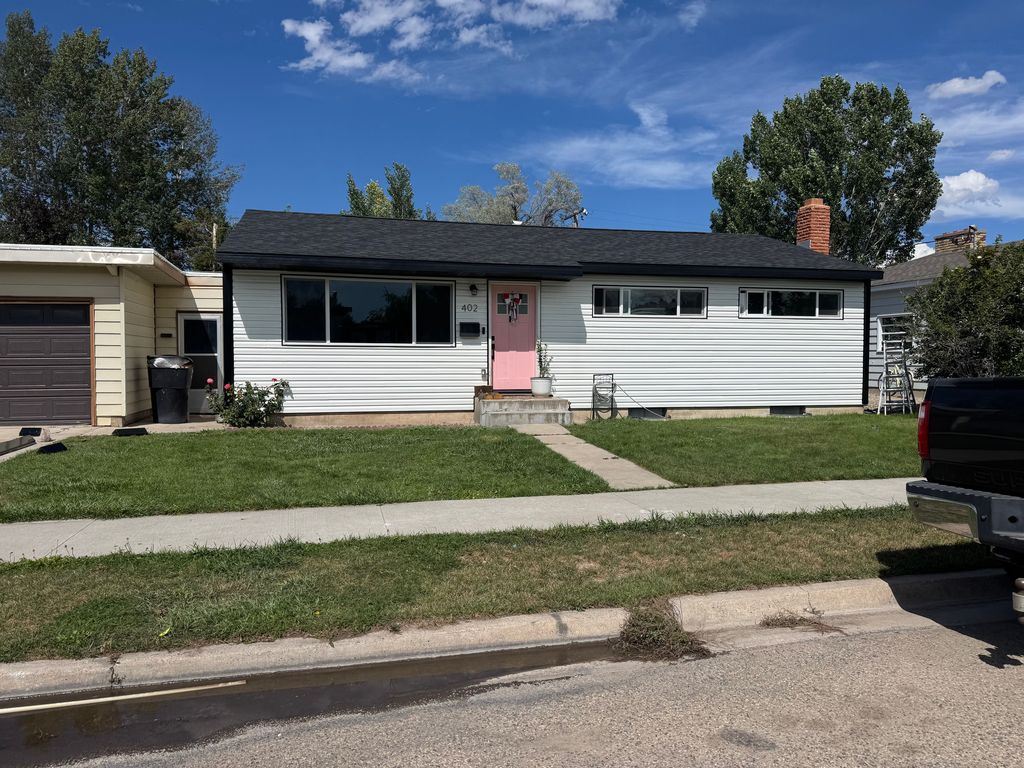 402 Crescent Dr - Property Image
