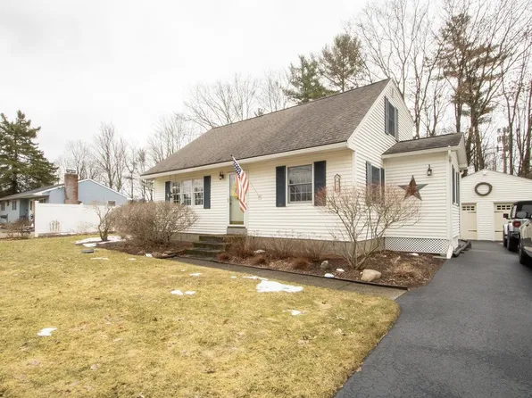 7 Perry Dr, Essex Jct, VT 05452