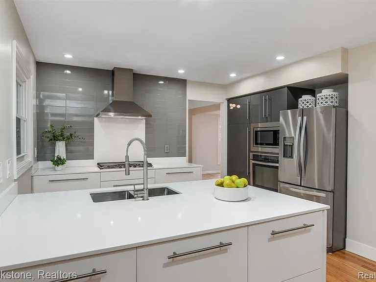 165 Woodedge Dr — Photo 5