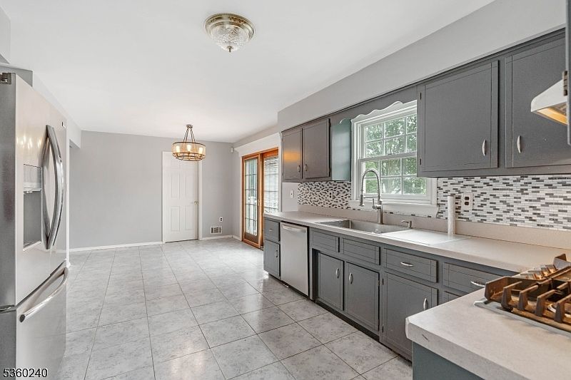 こじんすきー 712 Kaminski Dr, Rahway, NJ 07065 | Zillow
