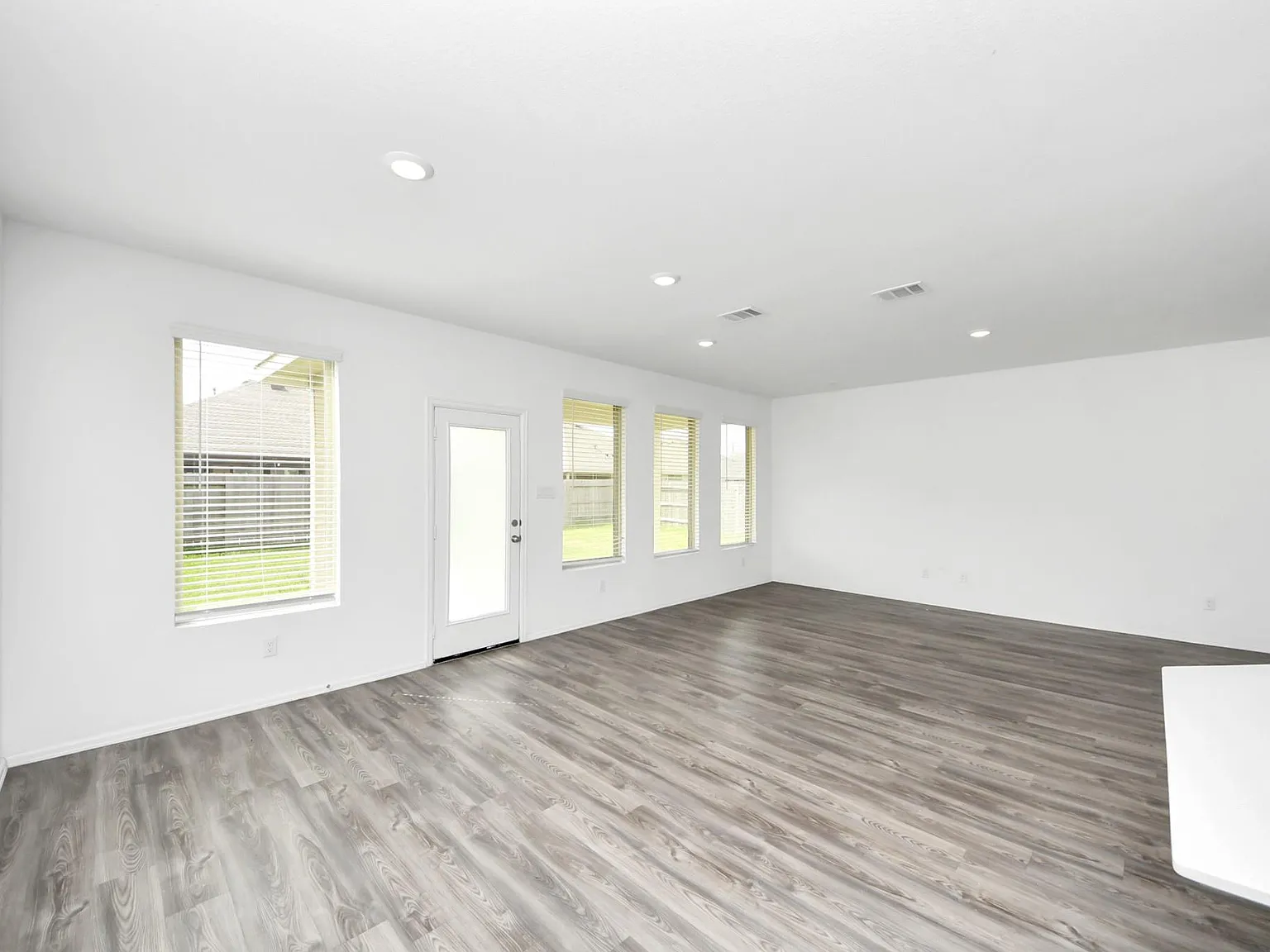 5 bed, 3.5 bath, 2668 sqft, $2,575 — Photo 4