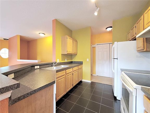 5th image of 6033 Westgate Dr APT 621