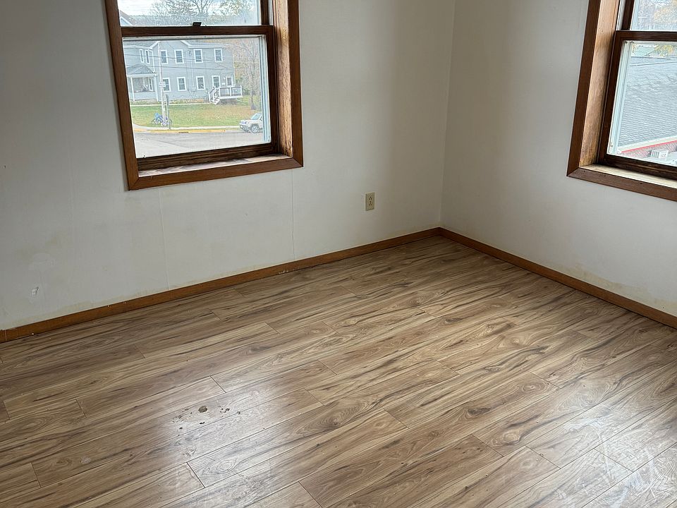 2nd image of 3-109 N Iowa St