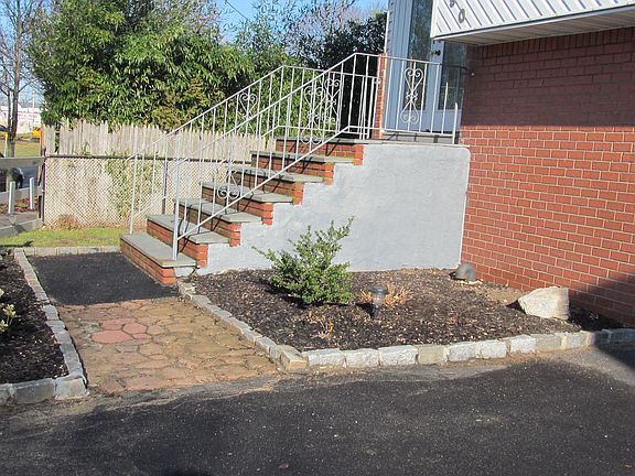 3rd image of 690 Wellwood Ave
