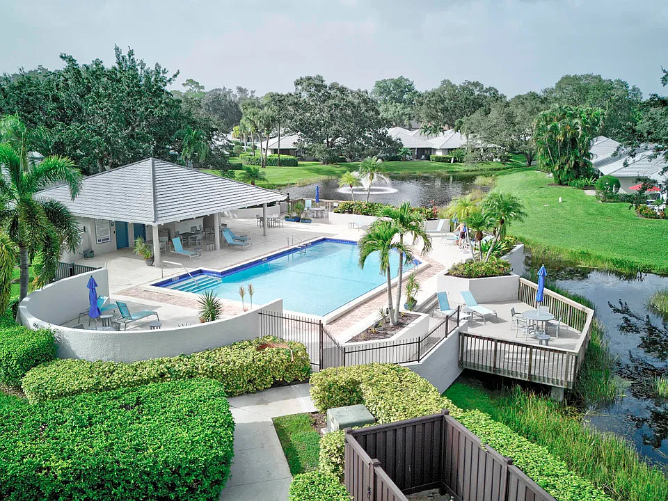 829 Club Dr