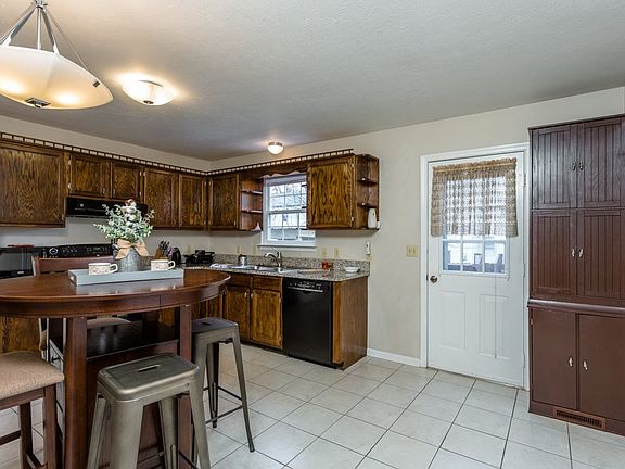 3rd image of 2370 Breckenridge Ct