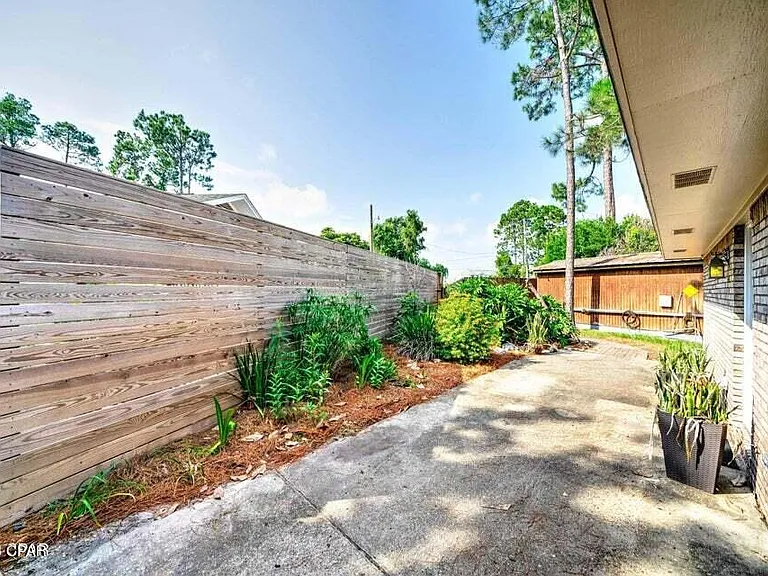 350 Greenwood Cir — Photo 32