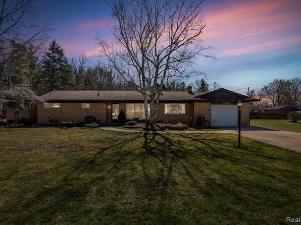 8106 Woodhall Rd, Birch Run, MI 48415