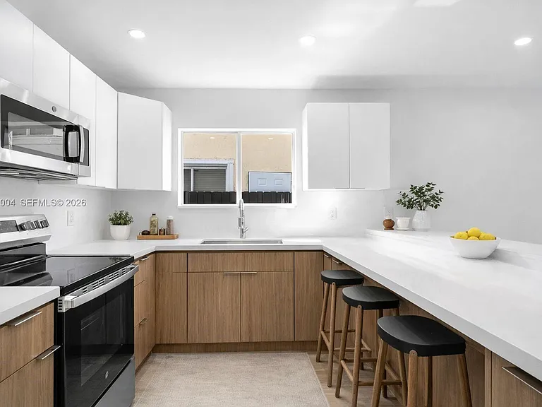 354 NE 35th Ave — Photo 5