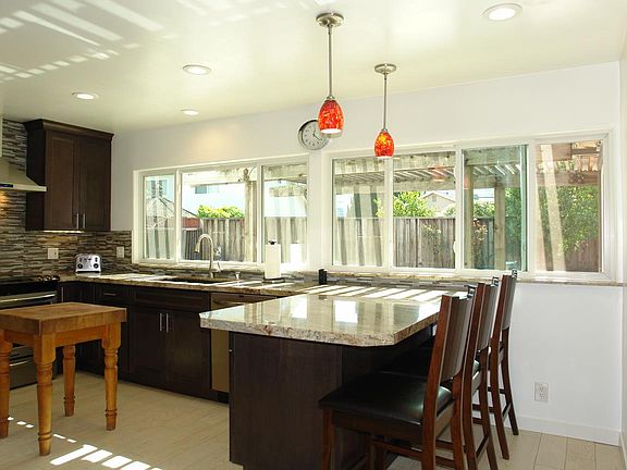 4th image of 374 Henderson Dr