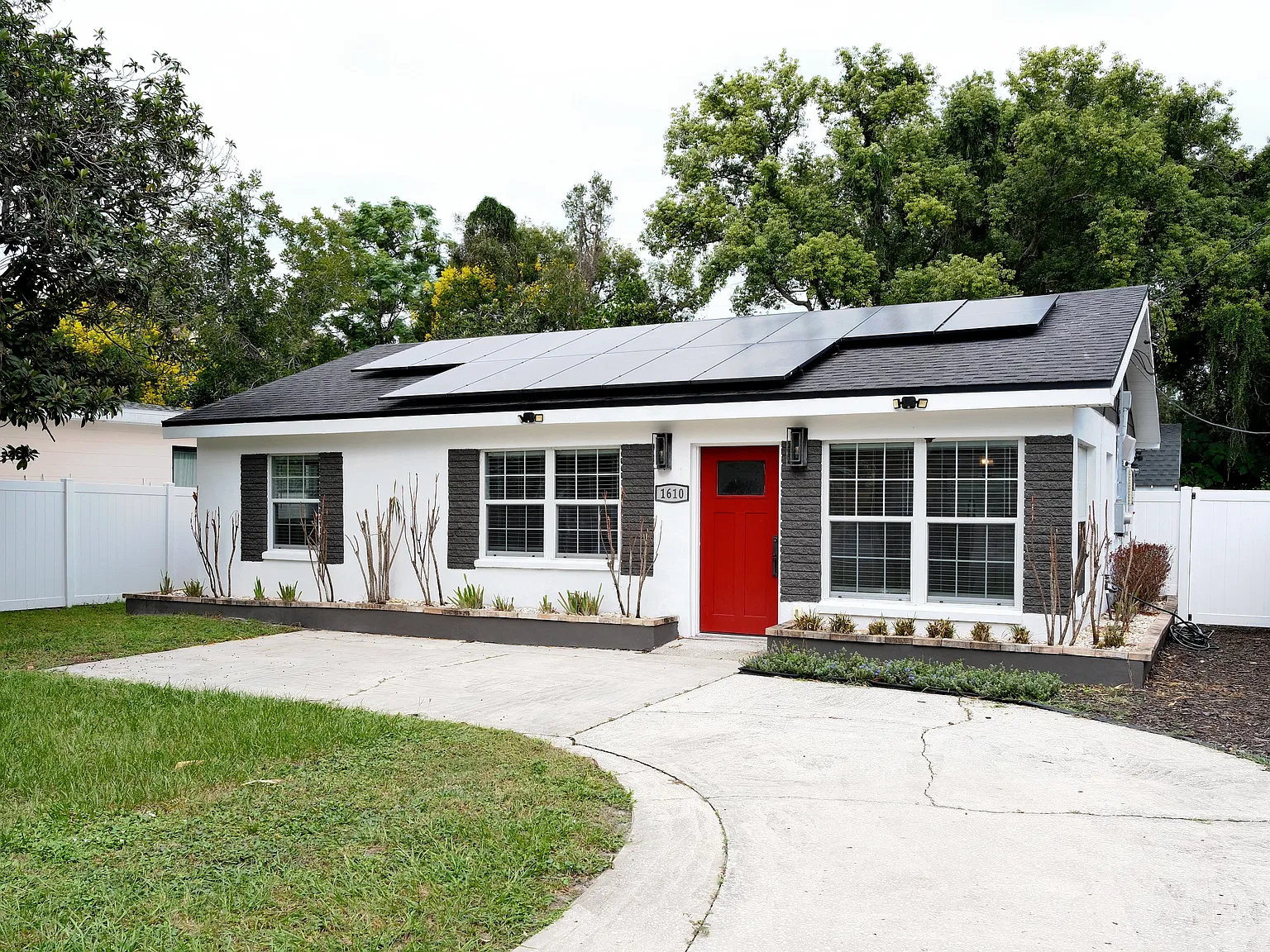 3 bed, 1008 sqft, $3,299 — Photo 2