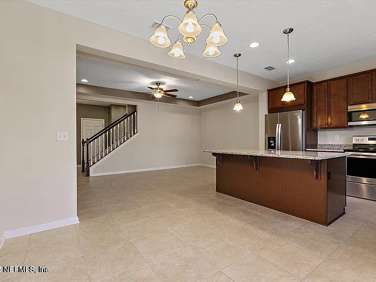 526 Richmond Dr — Photo 4