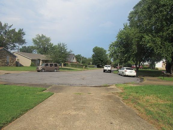 Exterior Neighborhood (street photo)