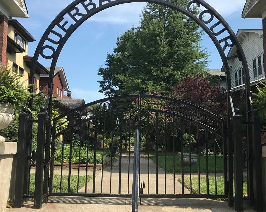 Ouerbacker Court entry - pedestrians only!