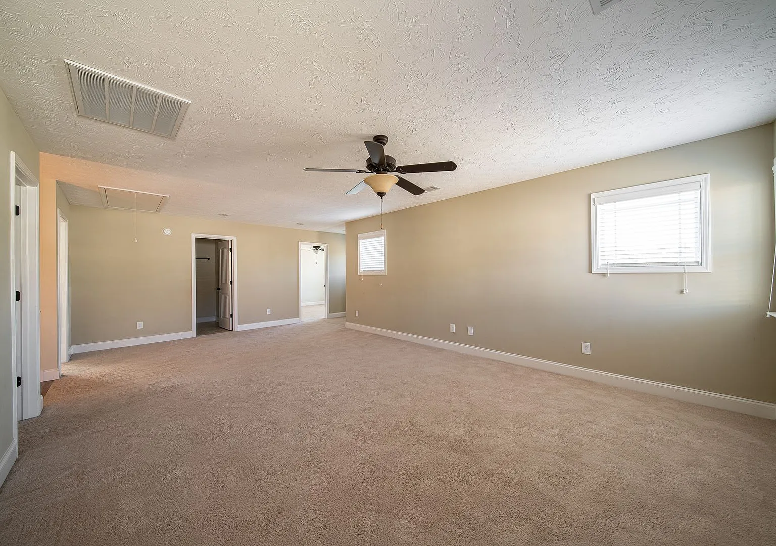 4BR/2.5 baths home in North Columbus! — Photo 3
