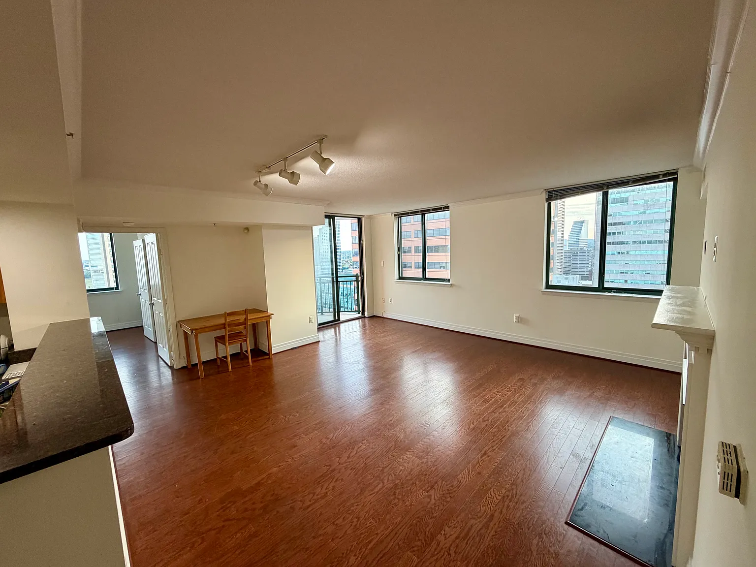 2 bed, 1044 sqft, $2,350 — Photo 4