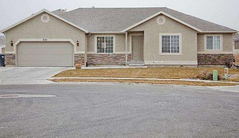 1st image of 643 N Fox Cir